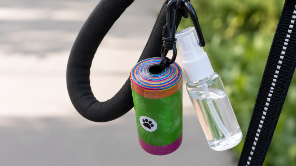 Bolsas y botella de agua para cumplir la normativa de recogida de excrementos